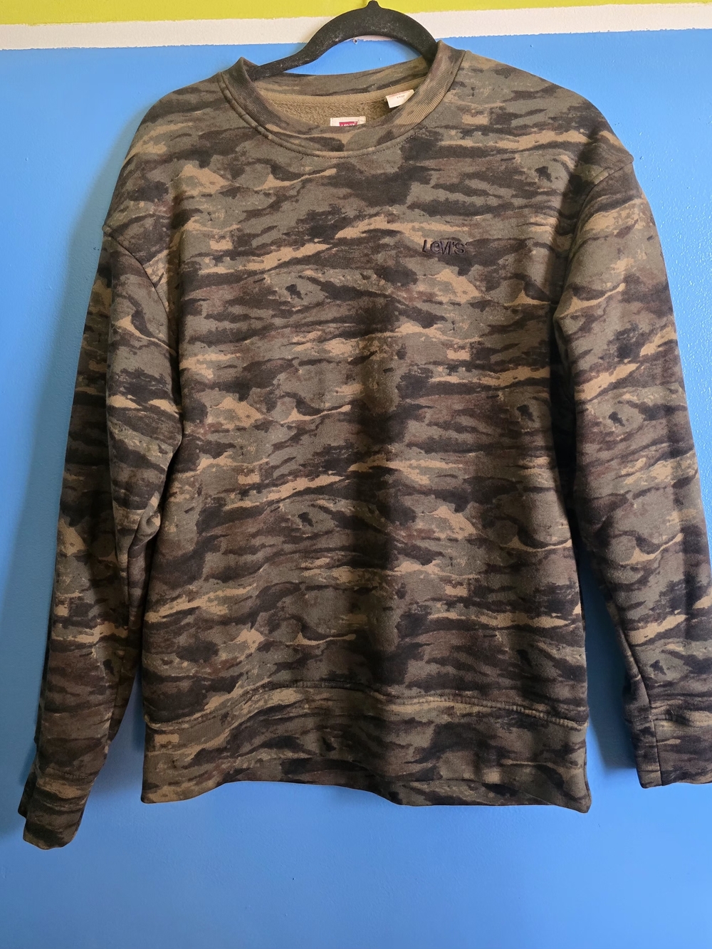 Levi’s relaxed-fit crewneck sweatshirt olive, black and brown camouflage NWOT